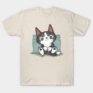 Black kitten relaxing T-Shirt